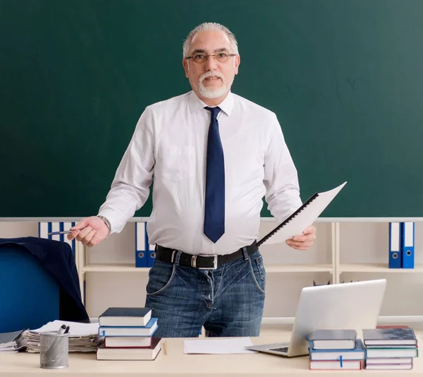 黒板の前に立つ老人男性教師 — ストック写真