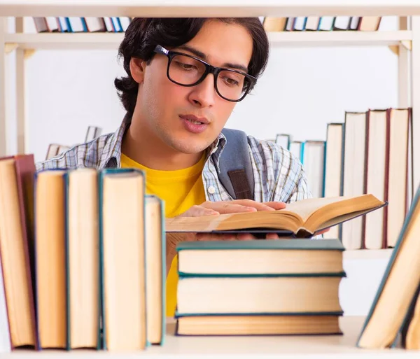 Erkek Öğrenci Kütüphanede Sınava Hazırlanıyor — Stok fotoğraf