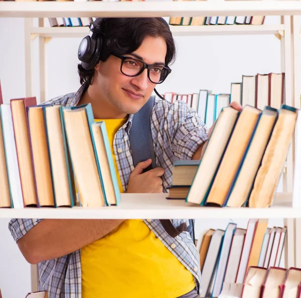 Der Männliche Student Bereitet Sich Der Bibliothek Auf Prüfungen Vor — Stockfoto