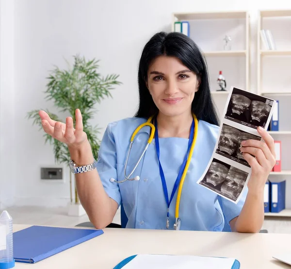 Kvinnlig Läkare Gynekolog Arbetar Kliniken — Stockfoto