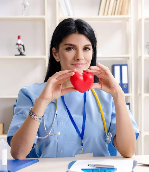 Medico Cardiologo Femminile Che Lavora Nella Clinica — Foto Stock