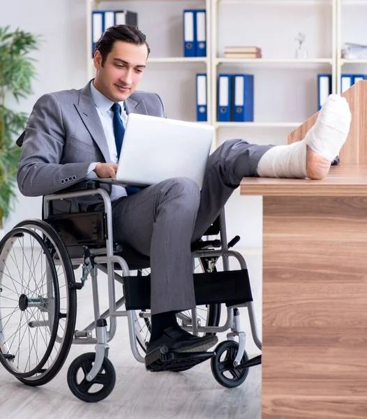 Άντρας Υπάλληλος Αναπηρική Καρέκλα Στο Γραφείο — Φωτογραφία Αρχείου