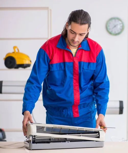 修理车间空调机的年轻男性承包商 — 图库照片