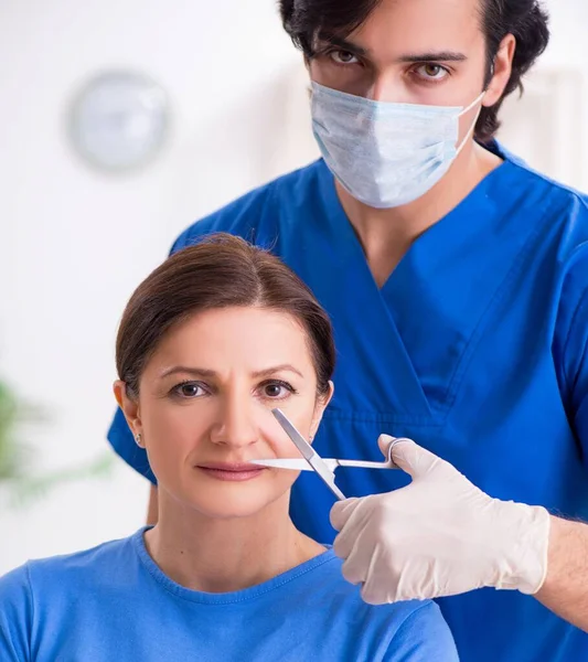 Woman Visiting Male Doctor Plastic Surgery — Stock Photo, Image