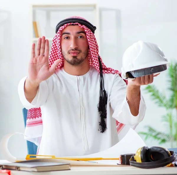 Den Arabiska Ingenjören Arbetar Ett Nytt Projekt — Stockfoto