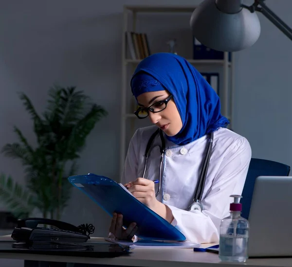 Die Arabische Ärztin Arbeitet Nachts Der Klinik — Stockfoto