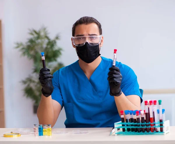 パンデミックの概念における血液サンプルを検査する男性生化学者 — ストック写真