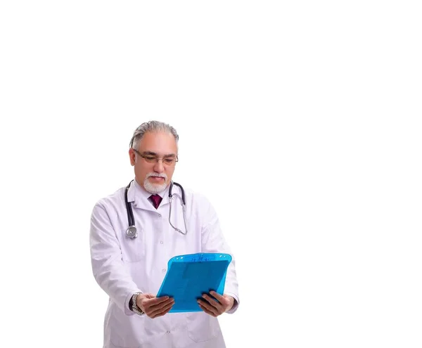 Velho Médico Masculino Isolado Branco — Fotografia de Stock
