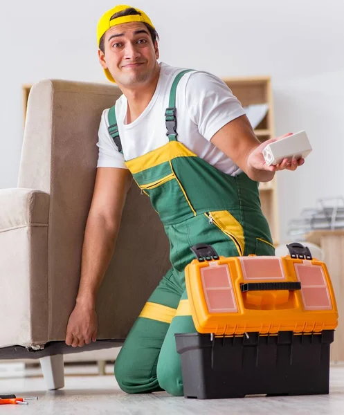 Trabajador Reparando Muebles Casa —  Fotos de Stock