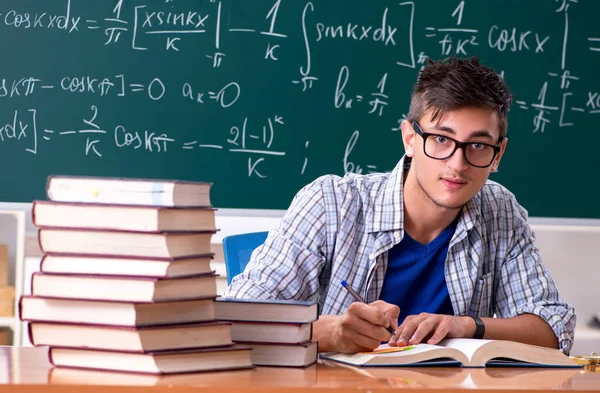 Νεαρός Μαθητής Που Σπουδάζει Μαθηματικά Στο Σχολείο — Φωτογραφία Αρχείου