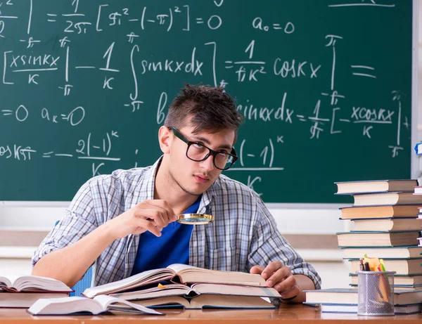 Siswa Laki Laki Muda Belajar Matematika Sekolah — Stok Foto