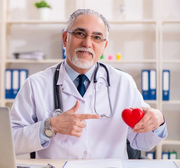 Cardiologista Médico Idoso Com Modelo Cardíaco — Fotografia de Stock