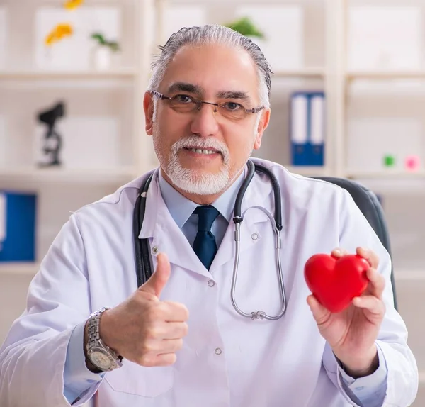 Anciano Médico Cardiólogo Con Modelo Corazón — Foto de Stock