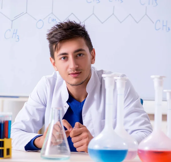 Jonge Chemicus Zit Het Lab — Stockfoto