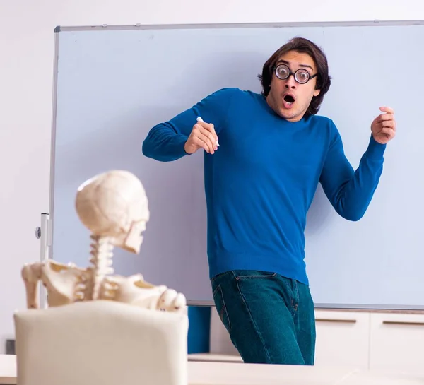 Erkek Öğretmen Iskelet Öğrencisi Sınıfta — Stok fotoğraf