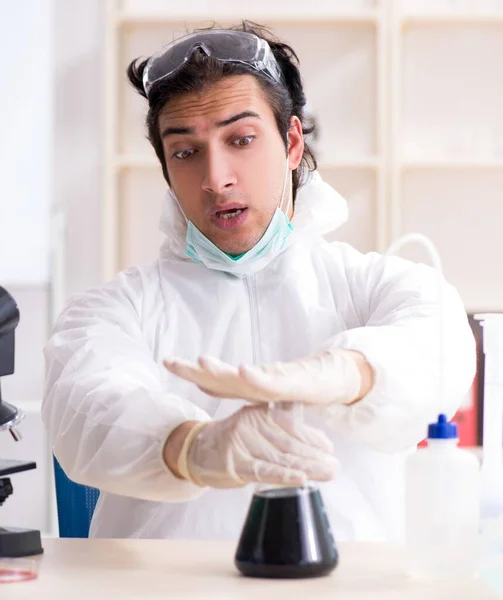 研究室で働いている若いハンサムな化学者 — ストック写真