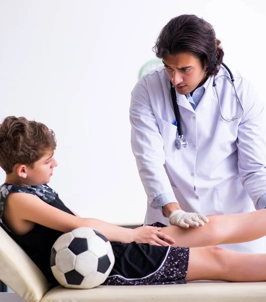 Boy Football Player Visiting Young Doctor Traumatologist — Stock Photo, Image