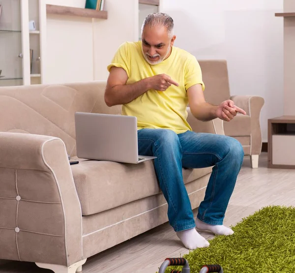 Old Man Doing Sport Exercises Home — Stock Photo, Image