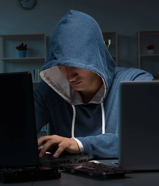 Хакер Взламывает Компьютер Ночью — стоковое фото