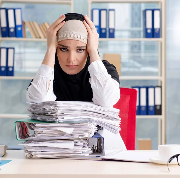 Femme Musulmane Employée Travaillant Dans Bureau — Photo