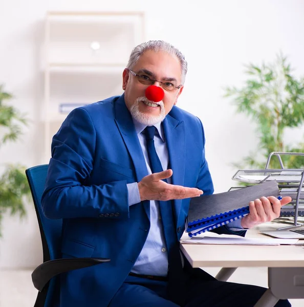 Homme Affaires Âgé Clown Travaillant Dans Bureau — Photo