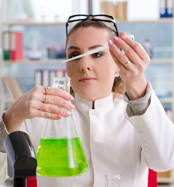 Chercheuse Biotechnologie Chimiste Travaillant Dans Laboratoire — Photo
