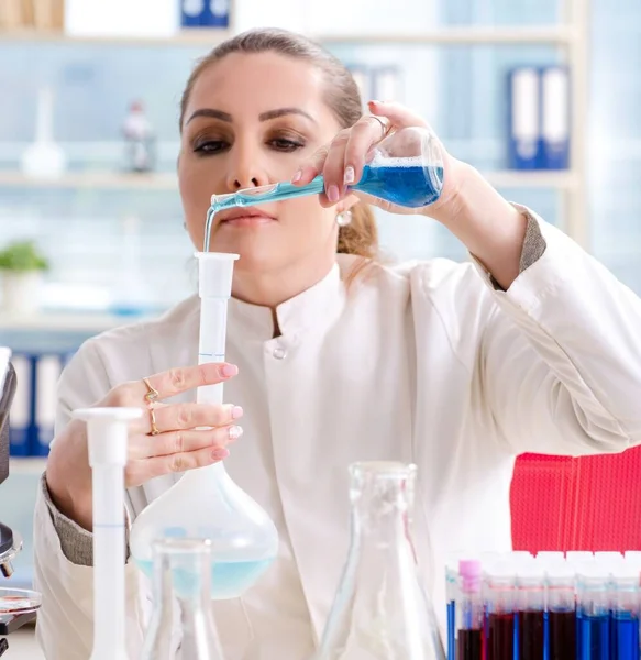 Química Feminina Que Trabalha Laboratório Médico — Fotografia de Stock