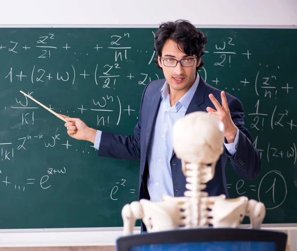 Молодой Учитель Математики Студенческий Скелет — стоковое фото