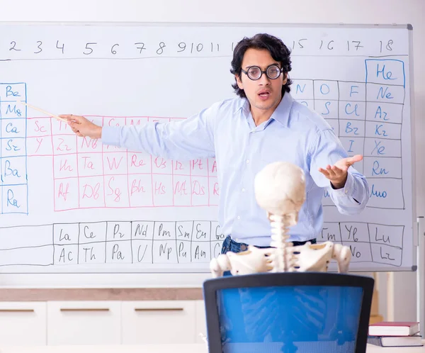 Молодой Учитель Химика Студенческий Скелет — стоковое фото