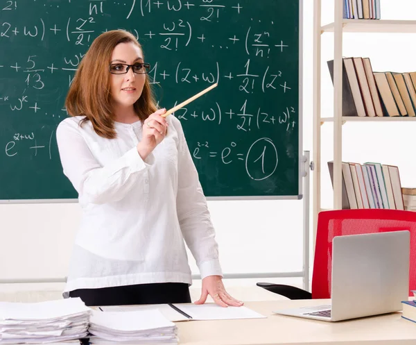 Vrouwelijke Wiskundeleraar Klas — Stockfoto