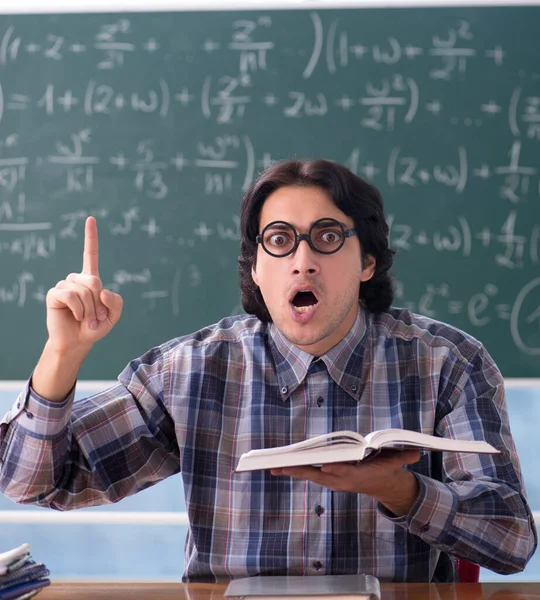Kara Tahtanın Önündeki Komik Matematik Öğretmeni — Stok fotoğraf