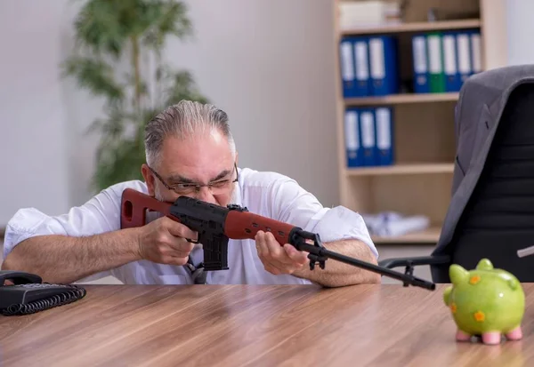 Old Employee Holding Rifle Budget Planning Concept — Stock Photo, Image