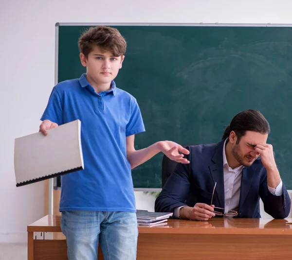 教室で男性教師と学童 — ストック写真