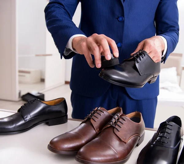 Jeune Homme Affaires Beau Choisir Des Chaussures Maison — Photo