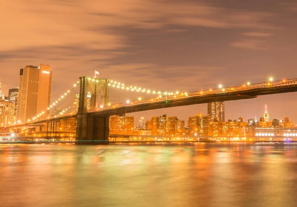 マンハッタンとブルックリン橋の夜景 — ストック写真