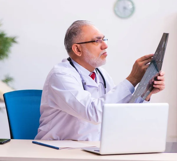 Gammal Läkare Radiolog Som Arbetar Kliniken — Stockfoto
