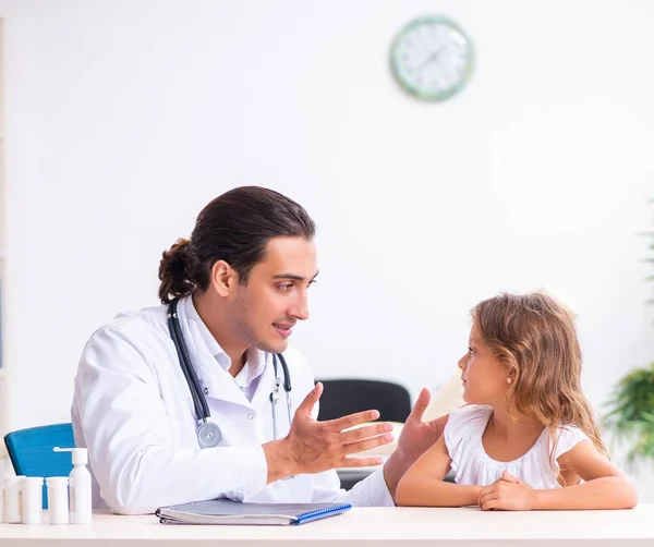 Jovem Médico Pediatra Com Menina Pequena — Fotografia de Stock