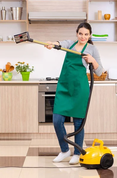 Jonge Vrouwelijke Aannemer Doet Huishoudelijk Werk — Stockfoto