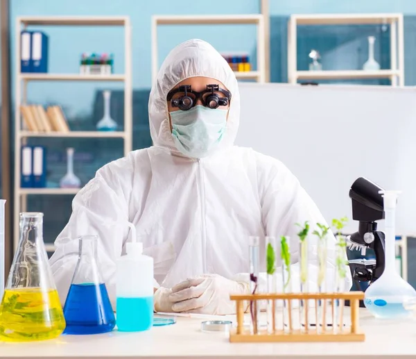 Cientista Químico Biotecnologia Masculino Que Trabalha Laboratório — Fotografia de Stock