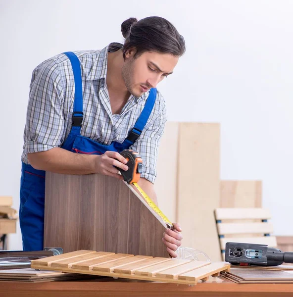 Jovem Carpinteiro Trabalhando Dentro Casa — Fotografia de Stock