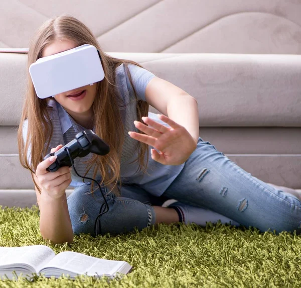 Den Unga Flickan Spelar Virtual Reality Spel — Stockfoto