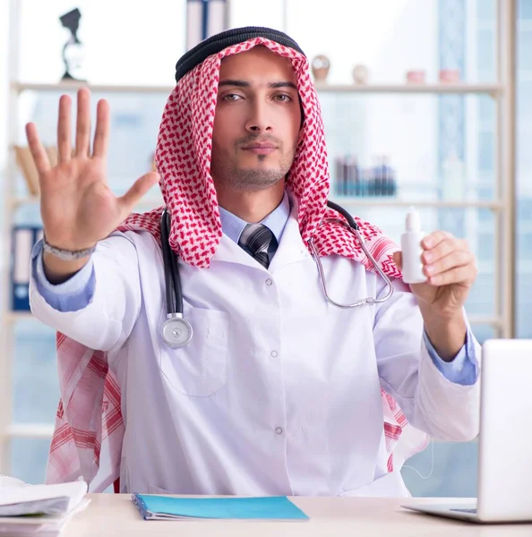 Арабский Врач Работающий Клинике — стоковое фото