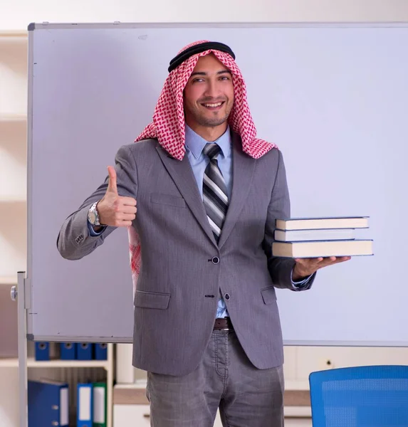 Mladý Pohledný Arabský Učitel Obleku — Stock fotografie