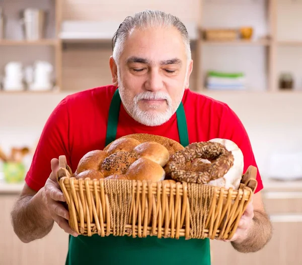 Old Male Baker Working Kitchen — Stock Photo, Image