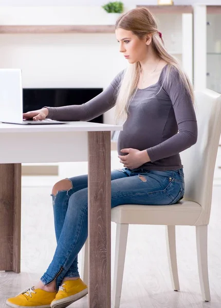 Беременная Женщина Дома Готовится Родам — стоковое фото
