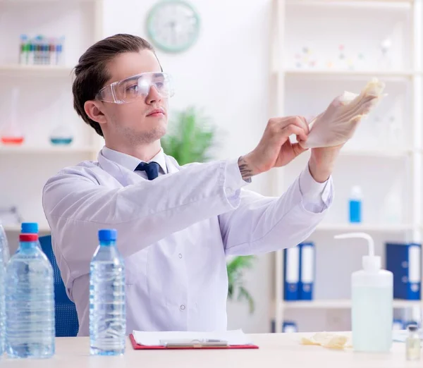 Jovem Químico Sexo Masculino Experimentando Laboratório — Fotografia de Stock