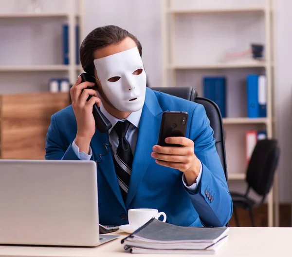 Junge Angestellte Mit Masken Büro — Stockfoto