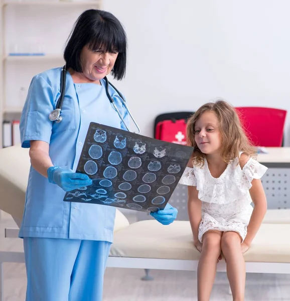 Das Kleine Mädchen Besuch Bei Einer Alten Ärztin — Stockfoto