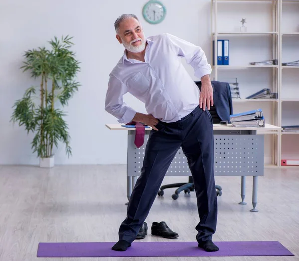 Impiegato Anziano Che Esercizi Fisici Durante Pausa — Foto Stock
