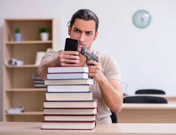 Mannelijke Student Bereidt Examens Bibliotheek Voor — Stockfoto